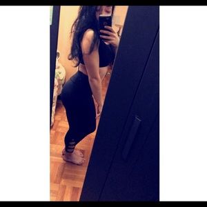 Leggings, open by the ankles. Fitted.